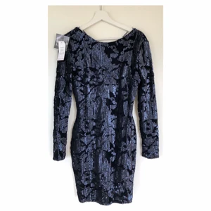 Glam Sequin Dress strl 36 - Helt ny festklänning från NLY ONE med paljetter 