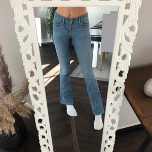 Levis jeans - Lågmidjade bootcut Levis jeans i storlek 25, säljer pågrund av att dom är lite korta på mig som är 172cm