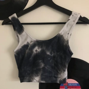 Linne - Tie dye linne från Ribeckas kollektion med madlady, använt 1 gång💛 Köpare står för frakt