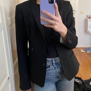 Tiger of Sweden-kavaj - Supersnygg och trendig kavaj från Tiger of Sweden. Den är storlek 38 men passar även mig som brukar ha 36 ungefär. Knappt använd och är av väldigt bra kvalitet!