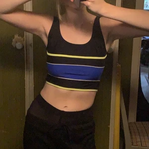 Sport/badtopo - Matrialet är som matrial på en bikini, man kan använda den när man badar eller tränar eller annars också. Fjup i ryggen. På andra bilden har jag vikt in den nedre kanten.