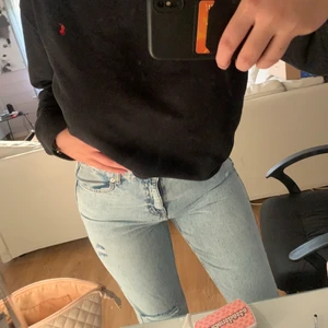 Mom jeans - De är i storlek 40 men sitter som en 38. För att få den oversize mom jeans Fiten skulle de va perfekt till folk med strl 36-38 ☺️ har aldrig använt de