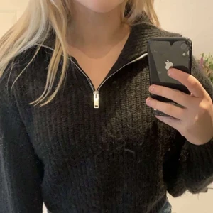 Zip tröja  - Svart zip tröja i ull från bikbok, fint skick 🤍