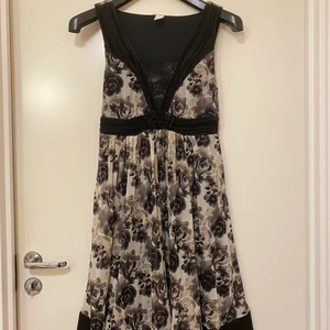 Vila klänning strl L  - Söt klänniing i bra skick. Finns på Nydalahöjd, ev frakt betalas av köparen. 