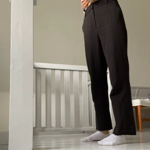 NA-KD kostymbyxor - Skitsnygga kostymbyxor från na-kd i nyskick. Så fina men säljer då jag redan har ett par! Jag på bilden är 170 cm i st. S. Frakten tillkommer💕