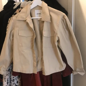 Monki jacka strl XS - Aldrig använd Monki jacka i beige. Tyvärr för liten för mig!