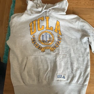 Snygg huddie i bra kvalitet  - Universitet huddie gul, grå & blå 