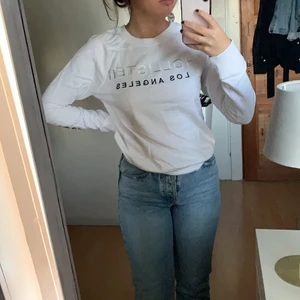 Vit Hollister sweatshirt xs - Vit Hollister sweatshirt med text på ärmen, bra kvalitet 