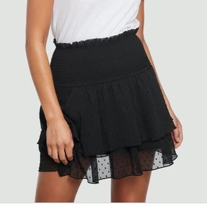 Volangkjol från bikbok - Super snygg svart volangkjol från bikbok, köpt för ett år sedan. Väldigt fint skick. Säljer pga att den har blivit för liten. ❤️