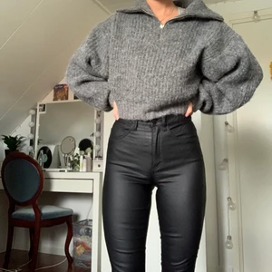 skinnbyxor  - ett par skinnbyxor från veromoda. storlek 36, säljer för de inte riktigt är min stil. säljer för 80, frakt tillkommer!💞