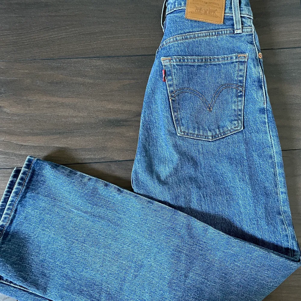 HÖGSTA BUDET ligger på 465kr! Levis Straight Ribcage jeans i bra skick, sparsamt använda. Storlek: W25 L27. Säljer då de blivit för små för mig. Frakt tillkommer! Köp direkt: 550kr. Nypris i butik: 1200kr . Jeans & Byxor.