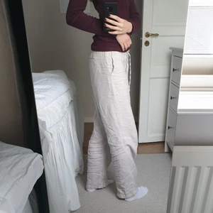Esprit linnebyxor - Slutsålda Esprit linnebyxor! Jag tycker dessa är så0 fina men använder dem nästan aldrig så säljer dem nu🤍 Funkar både högmidjat och lågmidjat. Storlek S men skulle säga att de passar lika bra på xs och M. Orginalpris: 700kr. Säljer för 566kr.
