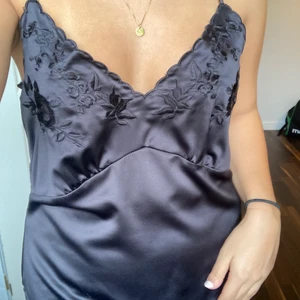 Svart satinlinne, Zara - Svart satinlinne från Zara, använd 1 gång