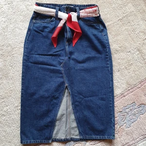 Jeanskjol från Dobber - Jättefin jeanskjol från Dobber som är iprincip helt oanvänd (använd max 2 ggr). Jag har satt i en sjal i midjan men den går självklart att ta bort (eller om man vill köpa sjalen med😊). Storlek M. Kjolen är lite skrynklig då den hängt i garderoben för länge (därför jag säljer den😅) så behövs bara en liten strykning så är den perfekt🥰 Säljer enbart kjolen vid bra bud så buda i kommentarerna vid intresse🙌🙌 