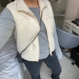 Teddy väst - En sjukt snygg teddy väst som inte kommer till användning 💙 perfekt nu till hösten 💙 budgivning om fler är intresserade! Bud ligger på: 200kr eller köp direkt för 300kr ( avslutar budgivningen kl 18:00 23/9 )