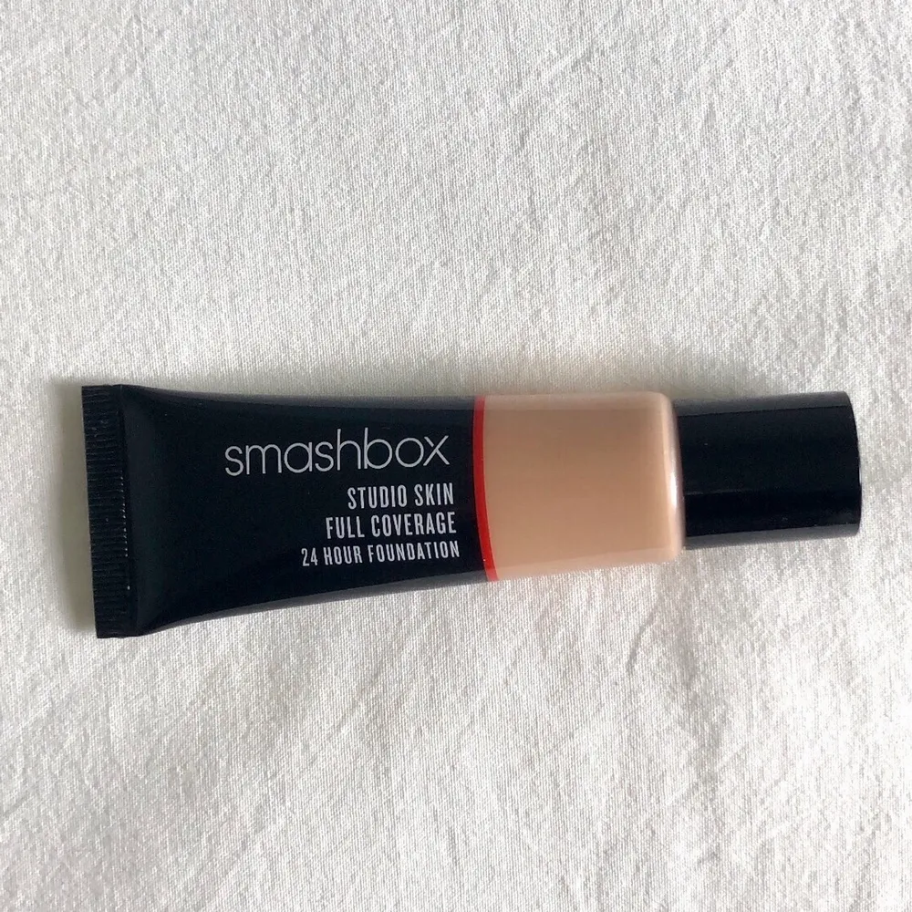 Smashbox studio skin full coverage 24h foundation i nyansen 2.15 (skintone: light undertone:cool). Köpt på kicks för 365kr Använd en gång, jättebra kvalitet men tyvärr inte min färg☺️. Övrigt.