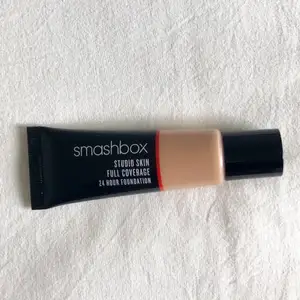 Smashbox studio skin full coverage 24h foundation i nyansen 2.15 (skintone: light undertone:cool). Köpt på kicks för 365kr Använd en gång, jättebra kvalitet men tyvärr inte min färg☺️