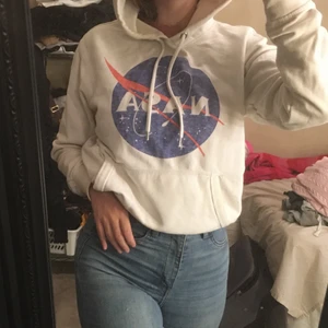 H&M - Tjocktröja från hm i storlek Xs med tryck av nasa. Lätt nopprig 