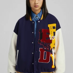 Varsity jacka - Har inte fått så mkt användning av denna jacka därför tänker jag sälja den, om du vill ha fler bilder kan jag definitivt skicka några privat