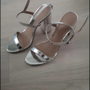 Festskor/ klackskor - Fina klackskor som är i storlek 37. Använda 2 timmar så helt nya och jättesköna att gå med, man får verkligen inte ont i fötterna eller ryggen. 