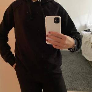 Svart hoodie - Snygg svart hoodie från Gina Tricot i storlek S☺️