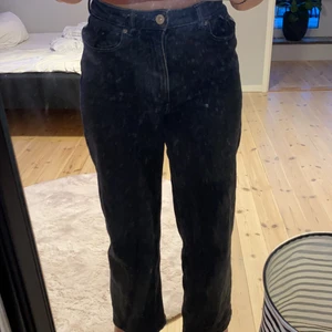 ONLY svarta jeans. Använder aldrig. - Säljer dessa för de tar plats i garderoben och att jag liksom aldrig använder de. De är lite försmå för mig som är 162. Borde passa till ca 150-155