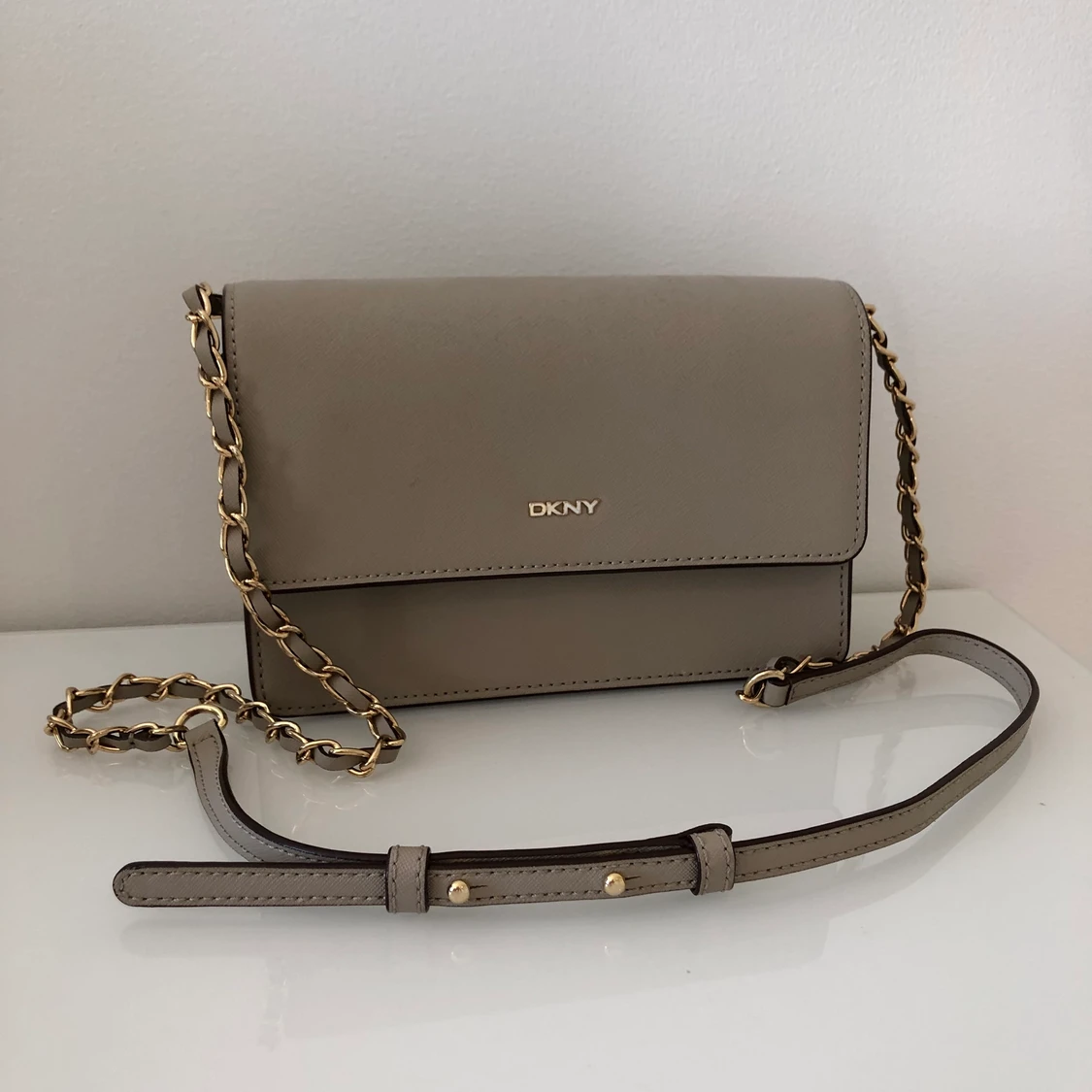 DKNY axelremsväska  beige nk - 90