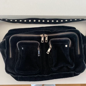 Nunoo bag - Svart nunoo bag som är stor och rymmer mycket. Sparsamt använd och köpt för 2 år sedan. Nypris 1700kr! 