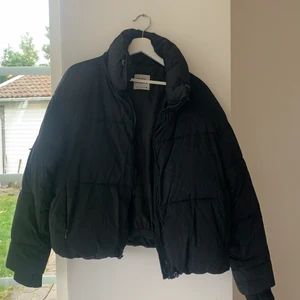 Jacka  - Skitsnygg jacka från zara i storlek medium. Jättevarm och snygg i vinter. Använd någta fåtal gånger, köptes förra vintern. Säljer för 200+ frakt kr passar, skriv om ni har några frågor eller vill ha fler bilder💕💕