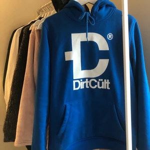 Dirtcult - As snygg dirtcult hoodie i ”royale blue” som passar både killar och tjejer! Sitter oversized på mig som har M i hoodies 🤍