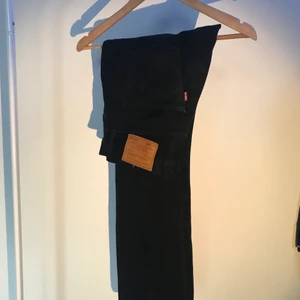 Levi’s 501 - Svarta jeans från Levi’s i klassiska modellen 501, storlek 30/30. Helt nya, första knappen har lossnat längst upp, något som inte märks av ändån om du bär bälte. Rak modell. Ny pris 1000kr