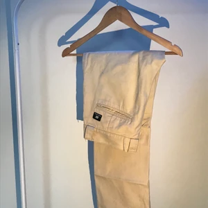 Sweet SKTBS Byxor - Sandbeiga byxor från Sweet SKTBS i storlek small. Inga märkvärdiga fel, knappt använda, skön straight/baggy fit.