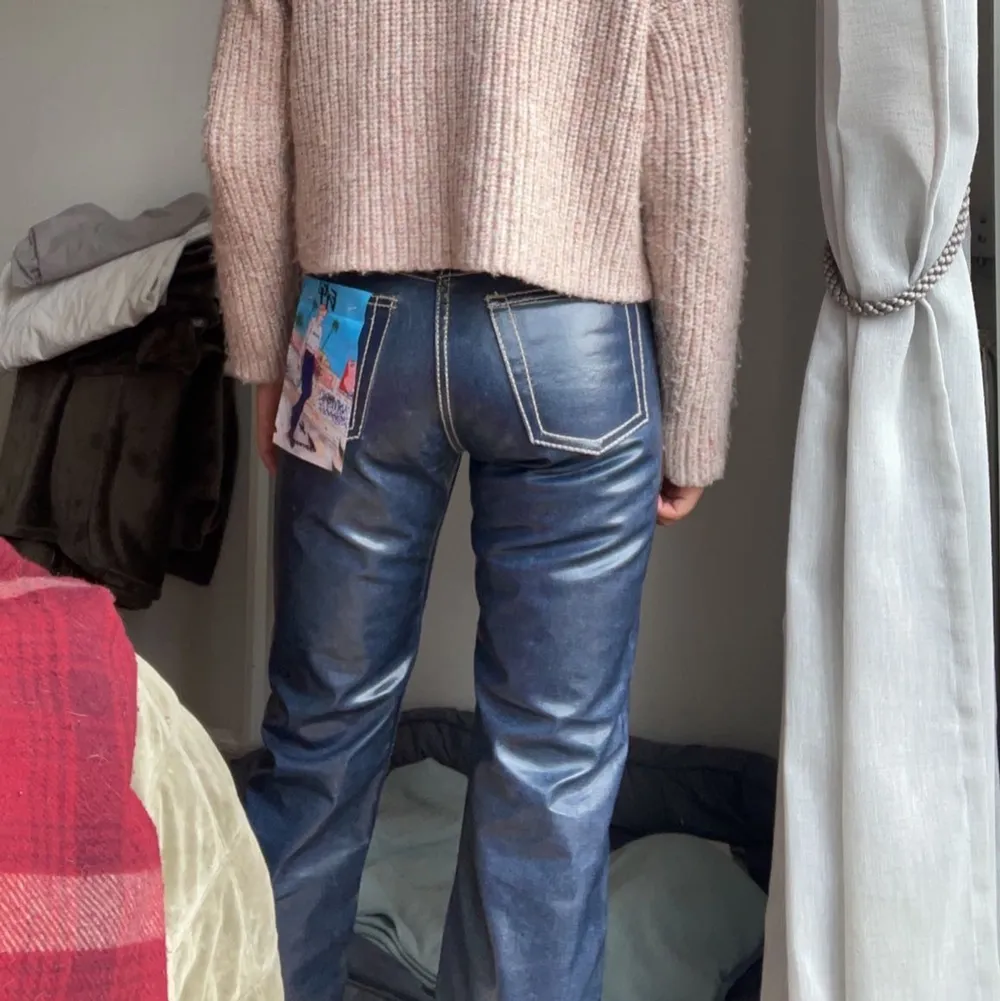 Helt nyköpta eytys cypres midrise straight jeans! Dom var tyvärr för små för mig så därav säljer jag dom. Nypris ca 2000. Jag är 165cm och har storlek 36/38 i vanliga fall i t.ex zara jeans. BUD :1200. Jeans & Byxor.