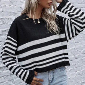 Stickad tröja  - Svart vit randig stickad tröja använd två gånger i storlek m 