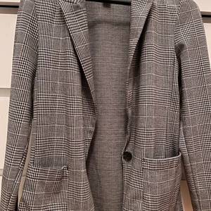 Kavaj - Rutig kavaj från H&M. Snygg och bekväm kavaj, men kommer inte till användning. Är som i nyskick. 