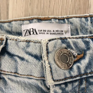 Straight leg jeans - Säljer dessa super snygga ZARA jeans då dom inte passar längre. Sitter väldigt tajt på mig som vanligtvis har 36 så skulle rekommendera dem till en 34a beroende på hur du vill att dem ska sitta. Kontakta mig om du vill ha fler bilder💕