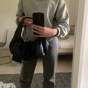 Svart väska - Väska från Lindex fast köpt på Zalando. Säljer då den inte kommer till användning. Använd några fåtal gånger ⚡️165kr, köparen står för frakten