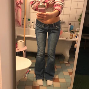 90tals Levis jeans - Lågmidjade bootcut jeans från Levis! Jättefin passform! Så nice men säljer pga har flera liknande💖💖💖 hoppas de kan hitta en ny ägare! Modell Levis 518 superlow 