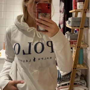 Ralph Lauren hoodie - äkta Ralph Lauren hoodie köpt när jag var i usa. köpte för $80 i butiken. 350kr+ frakt 66kr (spårbart)💕