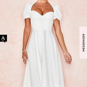 Klänning - Fin klänning som tyvärr sitter rätt konstigt på mig, passar nog bättre på folk med ”mindre bröst”