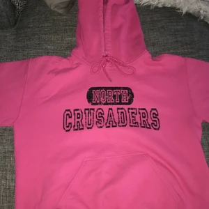 Gildan hoodie - Säljer denna helt nya gildan hoodie i S då den inte passade mig och min stil riktigt, Annars är det en riktig skön och bekväm hoodie,
