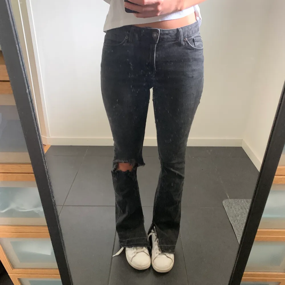 Svarta lågmidjade jeans med slits som är i bra skick. Använder tyvärr inte inte längre och väljer därför att sälja dem. Frakt ingår inte i priset. Jeans & Byxor.