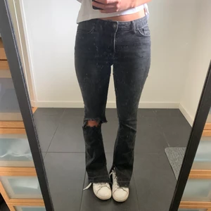 Svarta jeans med hål - Svarta lågmidjade jeans med slits som är i bra skick. Använder tyvärr inte inte längre och väljer därför att sälja dem. Frakt ingår inte i priset