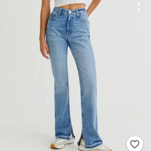 Jeans med slit - Jättesnygga jeans ifrån pull & bear. Glömde returnera dessa o dom är för stora för mig. Nypris 399kr+frakt jag säljer de för 300+frakt. De är helt oanvända med prislapp kvar! Skriv för fler frågor ❤️