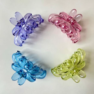 hårklämma🦋 - 1 för 65kr + 12kr frakt. 2 för 120kr (gratis frakt) eller 3 för 165kr (gratis frakt). Passar både tunnare och tjockare hår🦄🦖🦋🌸. Skicka meddelande om du vill köpa⭐️⭐️