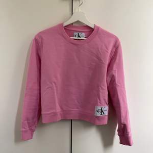 Jättefin rosa tröja från Calvin Klein i storlek S men mer som en XS. Använd endast 1-2 gånger. Mycket bra skick. Säljes pga kommer ej till användning. 