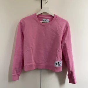 Calvin Klein tröja storlek S  - Jättefin rosa tröja från Calvin Klein i storlek S men mer som en XS. Använd endast 1-2 gånger. Mycket bra skick. Säljes pga kommer ej till användning. 