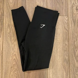 Träningstights  - Säljer mina träningstights från gymshark då dom har blivit förstora för mig. Väl använda, men hyfsat bra skick. Köparen står för frakt.