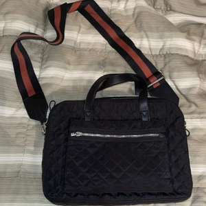 Data eller skola väska - Jag har köpt det ett år sen och använd det typ 4 gånger. Jag köpte den för 300 kr från Khappal