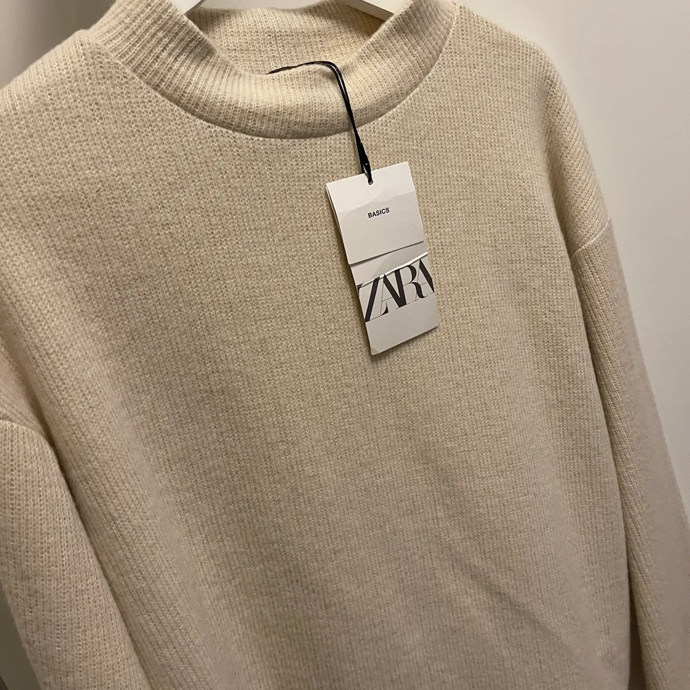 Oanvänd fin stickad tröja från Zara. Prislapp kvar. . Tröjor & Koftor.